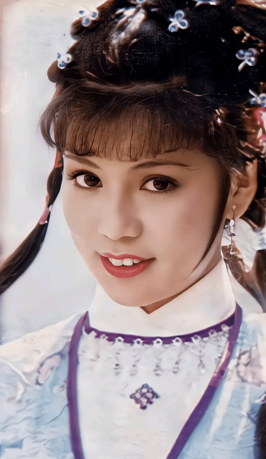 黄蓉是桃花岛主"东邪"黄药师与冯衡的独生女,容色绝丽,冰雪聪明,与