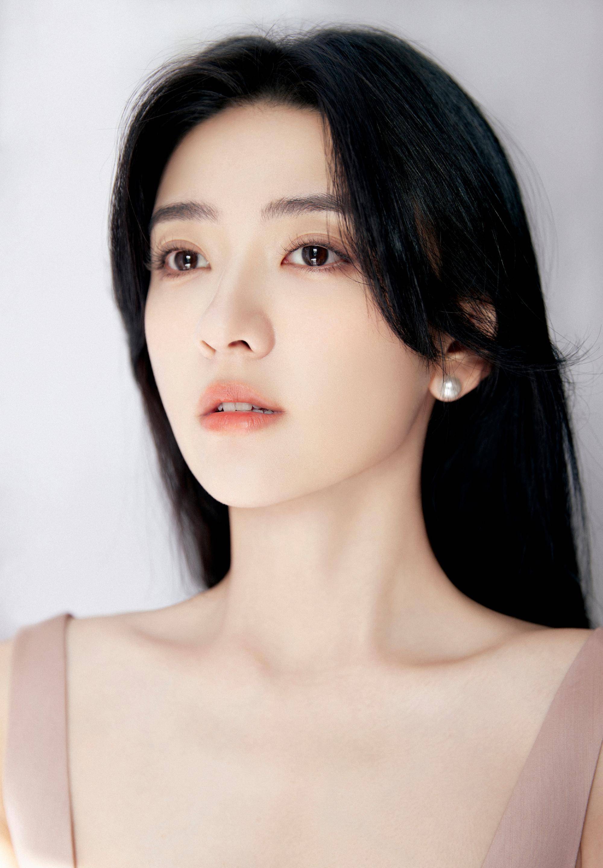 梁洁午后春光随拍,身穿粉色吊带裙,在光影交织间翩翩起舞_时尚_颜色