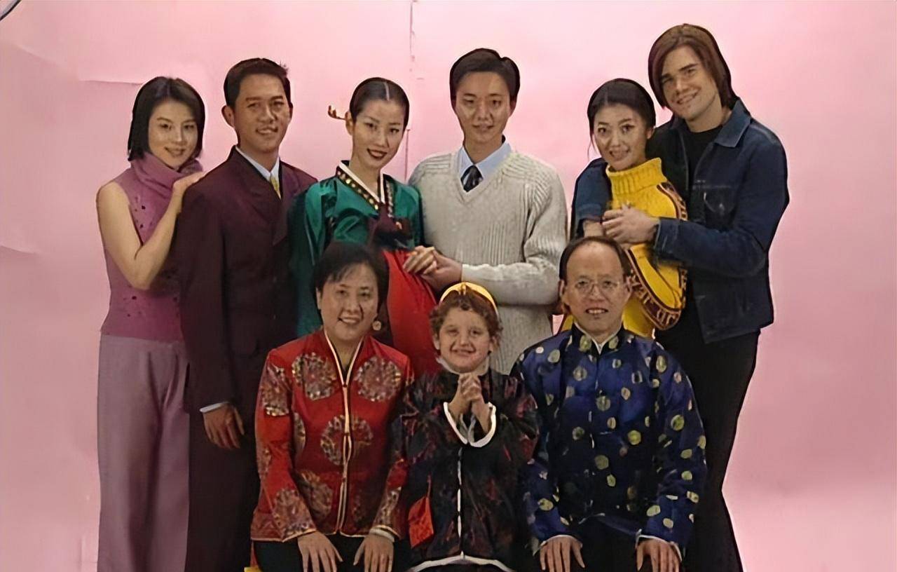 两人在剧中谈了一场甜甜的恋爱,2001年,刘奕君与国外女演员李泰兰合作