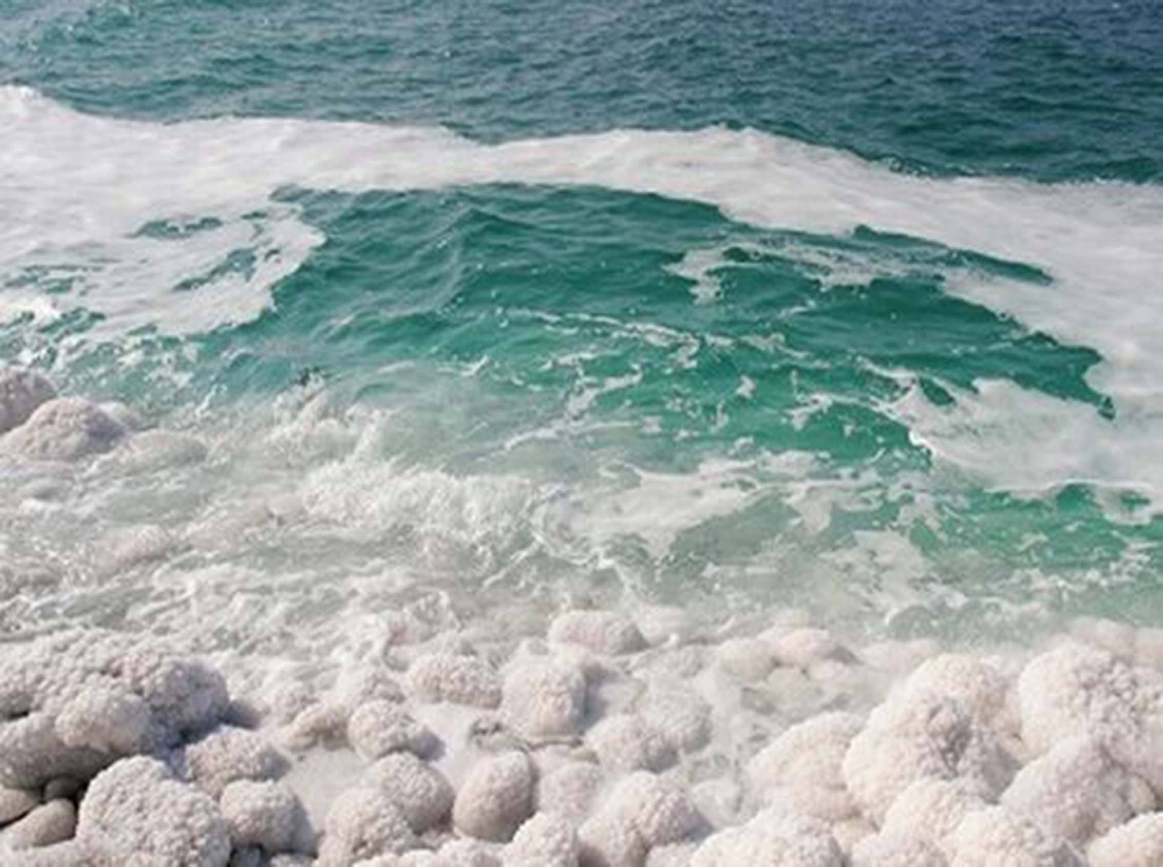 海水中的盐科学家将海水和淡水放在一起进行了比较,并且研究了下雨