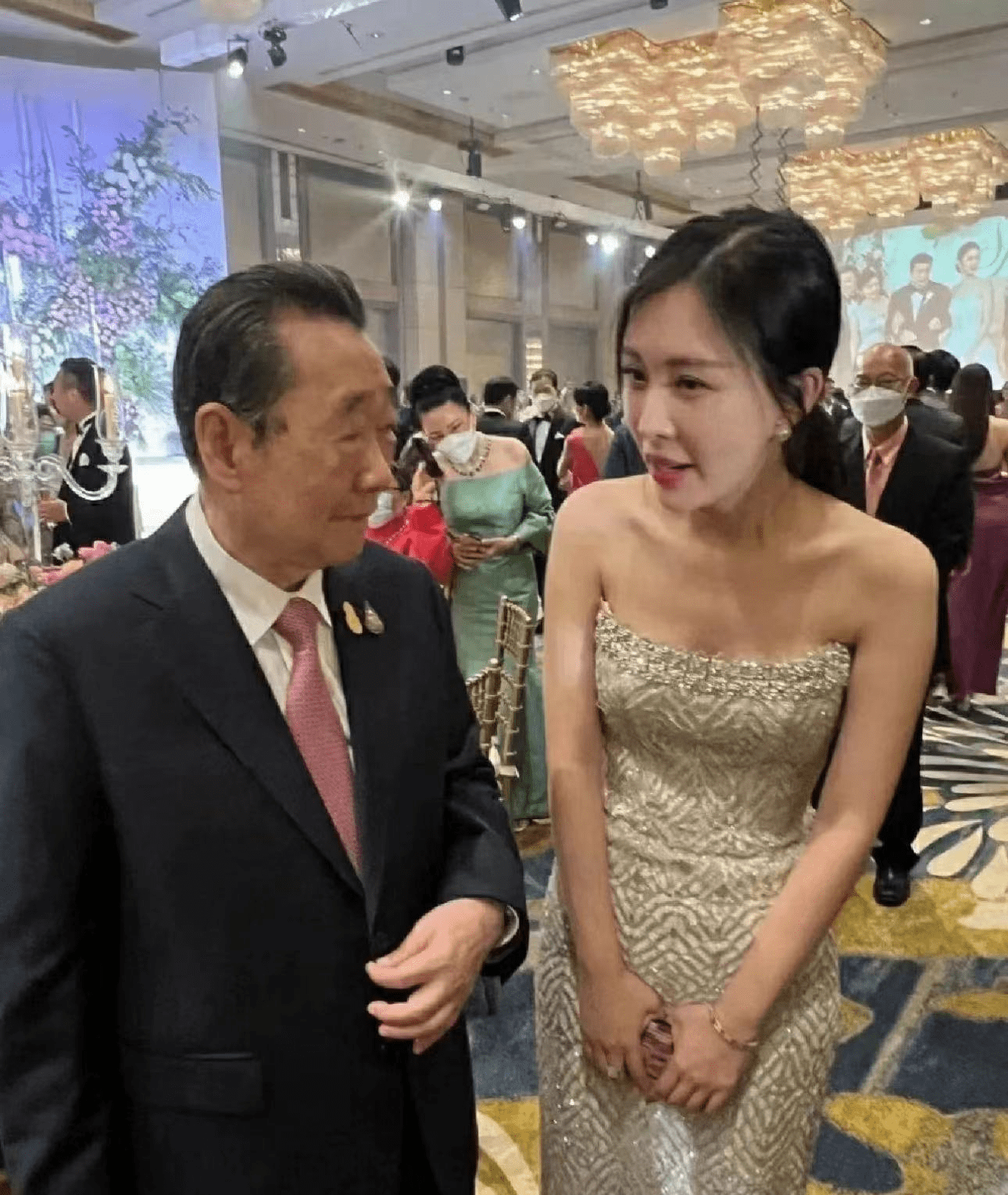 与国外小哥贴身合影,身材姣好笑容满面_田朴珺_外国_关系