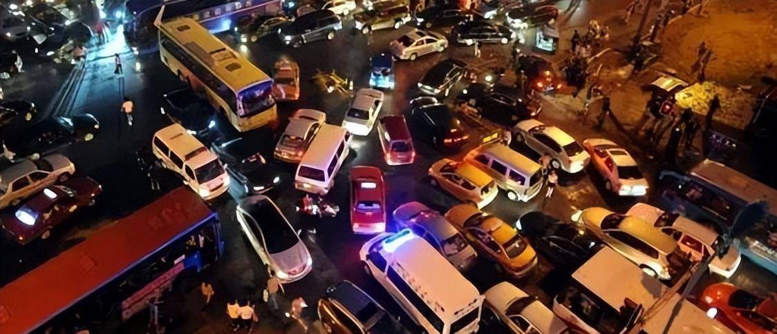 徐州方言故事 ·33· 体验挤车_杨总_车顶_老太太