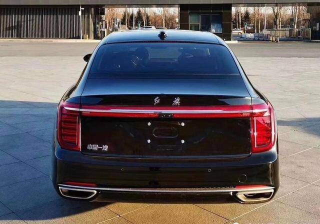 因为一汽红旗h8首款纯黑版已经正式下线,图中的这款车就是纯黑版的h9