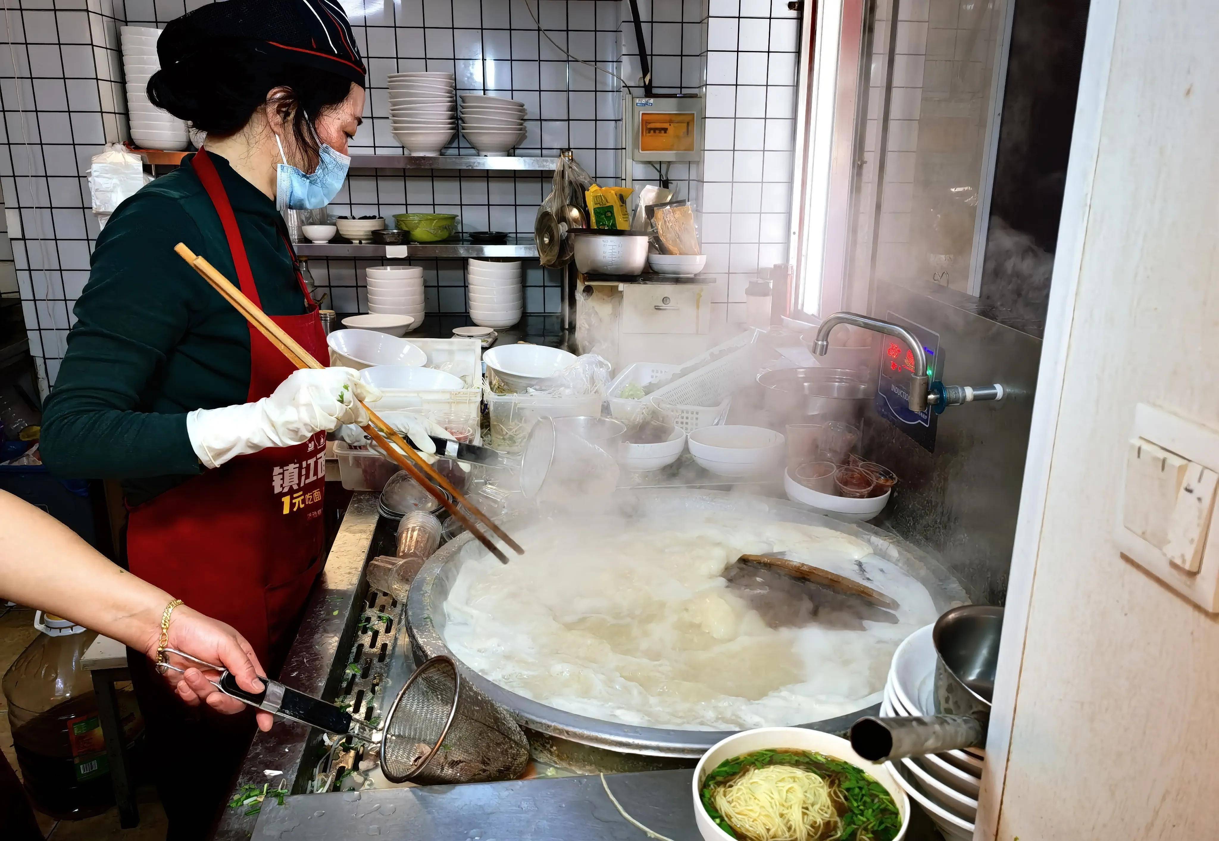 镇江锅盖面制作现场春江潮广场,颇值得一去,顺着长江的宽阔水面,往东