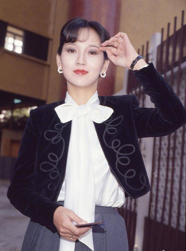 赵雅芝和黄锦燊结缘于《女黑侠木兰花》.