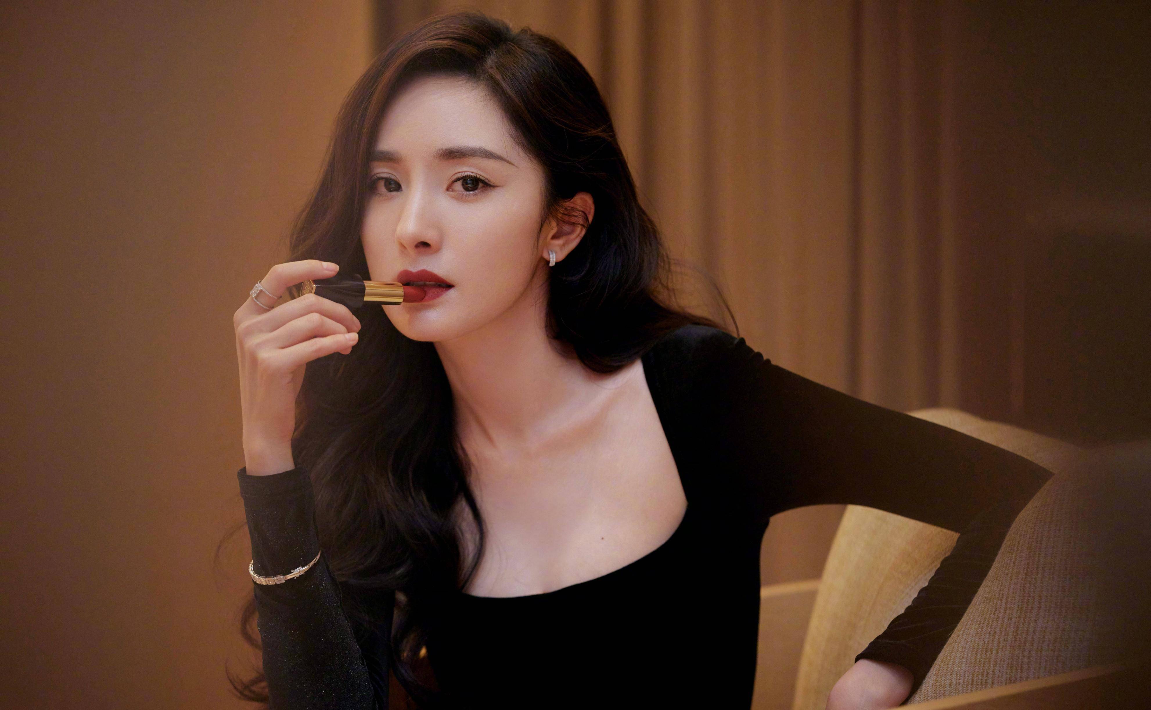 近日杨幂现身真人秀节目《毛雪汪》,大谈她现在的爱情观,语出惊人表示