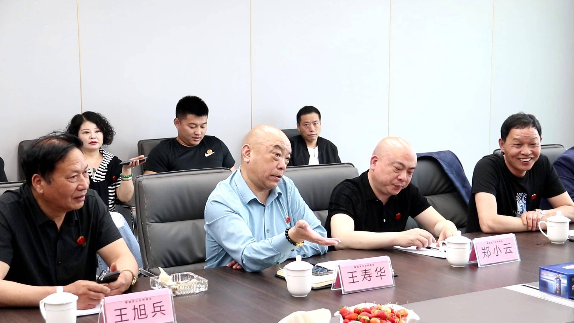 会上,聊城浙江台州商会会长郑小云发言,他指出,商会企业大都是中小