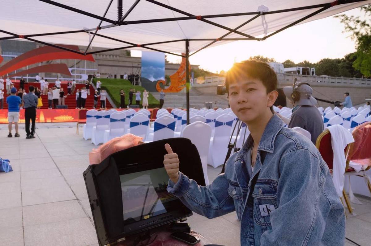 (赵子豪导演工作现场)(王二妮现场献唱)通过举办本届文化旅游节,将