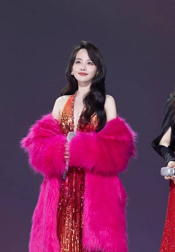 张嘉倪深v鎏光长裙吸睛,《乘风破浪的姐姐》舞台上展现优美身姿_时尚
