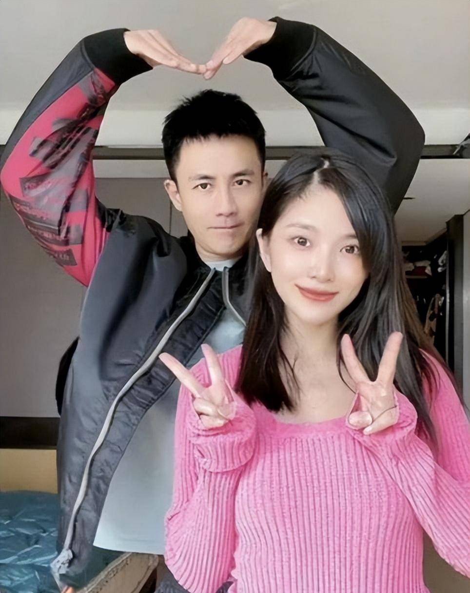 杜淳老婆挺舍得打扮,一身休闲装看似普通,但29万的包让人咂舌_衣服