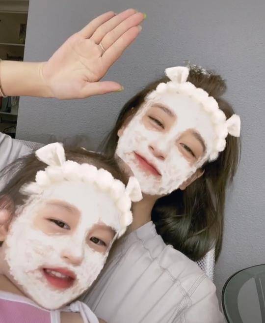 曹云金前妻唐菀罕晒娃,懒理前夫绯闻心情好,3岁女儿正脸不像爹_事情