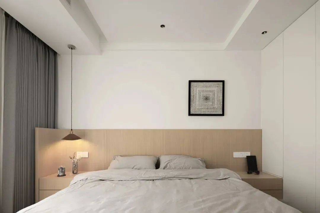 次卧,简单采用灰白色搭配原木,一切还原自然景象,床头一处弧形细节