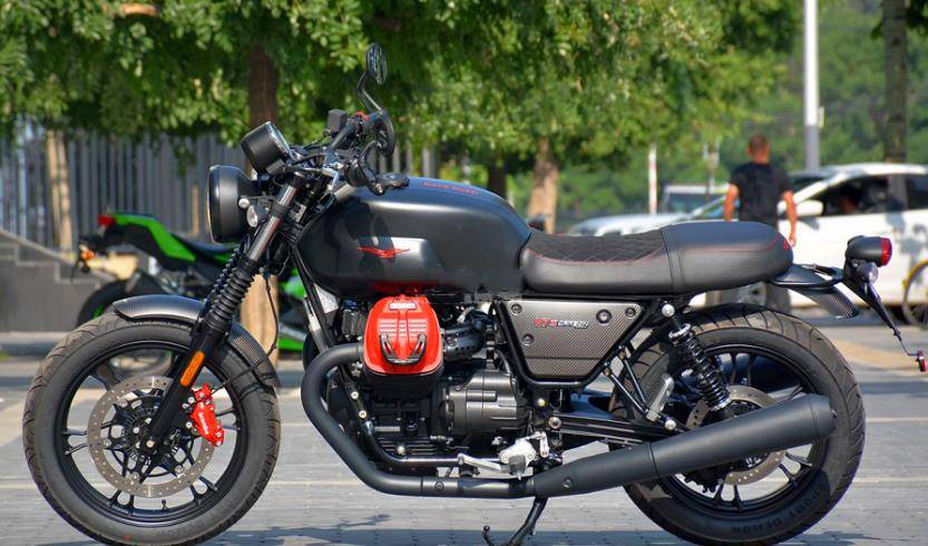 "碳元素"复古,车身更轻,v缸水冷引擎马力52匹,油箱21l