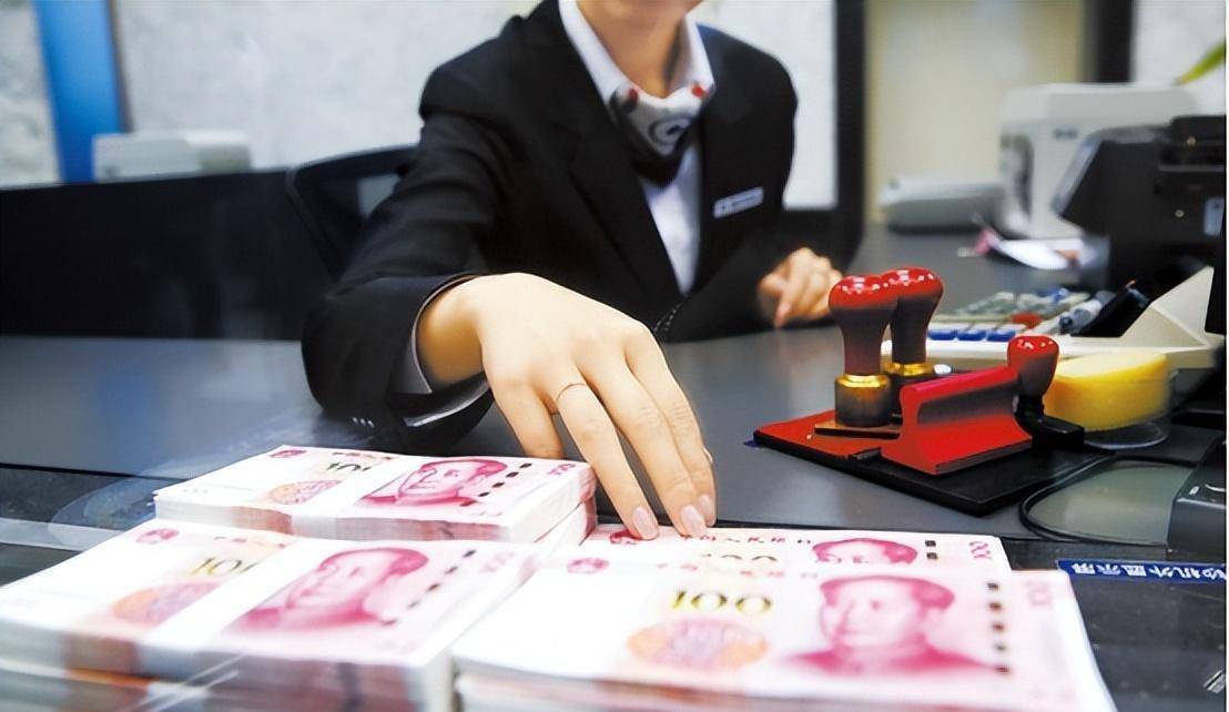 90岁老人存款59万,取款时遭到银行拒绝,银行:这钱不是你的_老太太