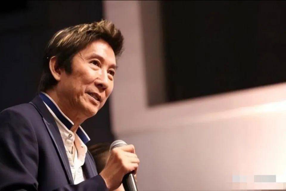 他10年赚500亿,4个老婆8个女朋友,个个身份不一般_香港_洪汉义_时候