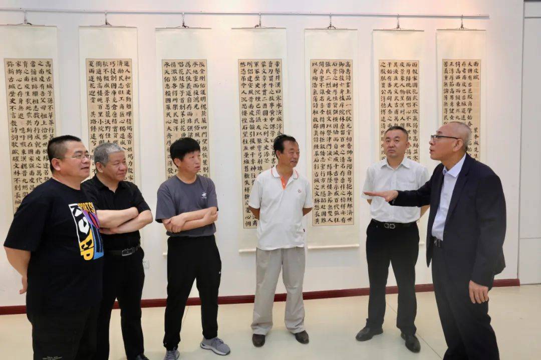 王炳学家人在展览现场王炳学与老同学在展览现场张新月,李松涛在展