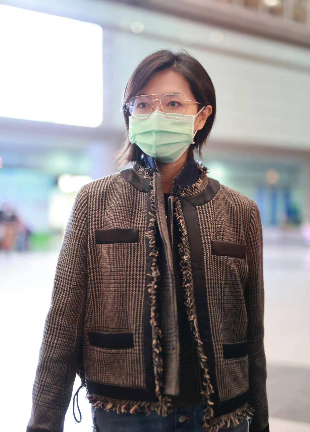 万茜机场穿搭真是下功夫了!