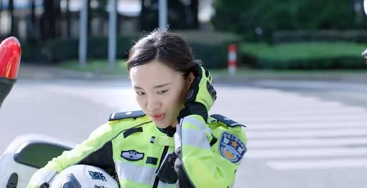 電視劇《臥底警花》劇情單薄拉胯,臺詞空洞無力,演員演技浮誇_海蓉