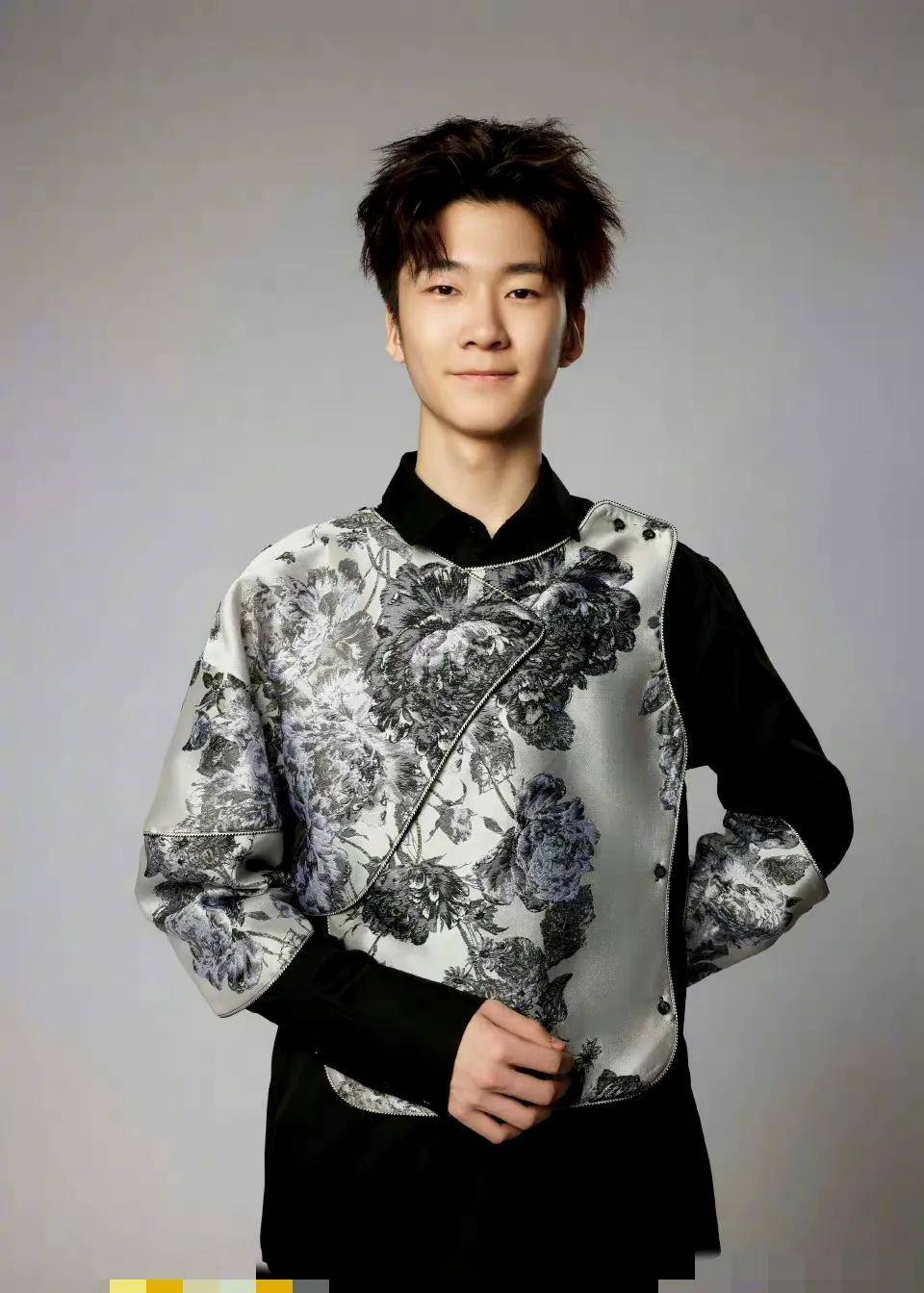 张亮儿子张天天15岁近照曝光引发热议,1000万网友:少