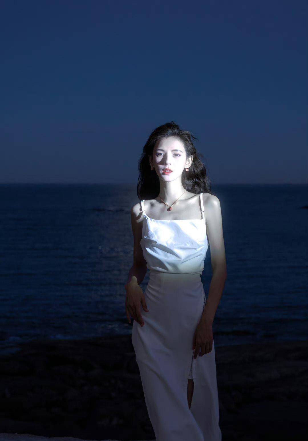 狗仔拍到张予曦剧组聚餐用牛奶代酒,美女好接地气,可可爱爱_网友_刘大