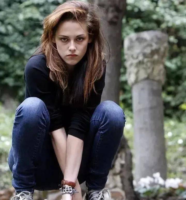 克里斯汀·斯图尔特在学校学习到7年级,然后由私人老