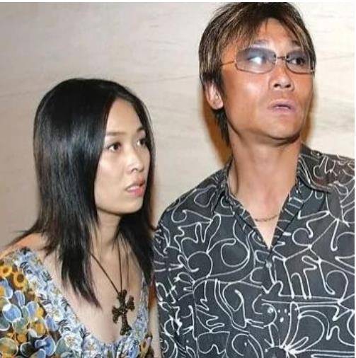 当年那英带着一伙彪形大汉砸了王纳文的酒吧,事后撂下狠话,真虎_高峰