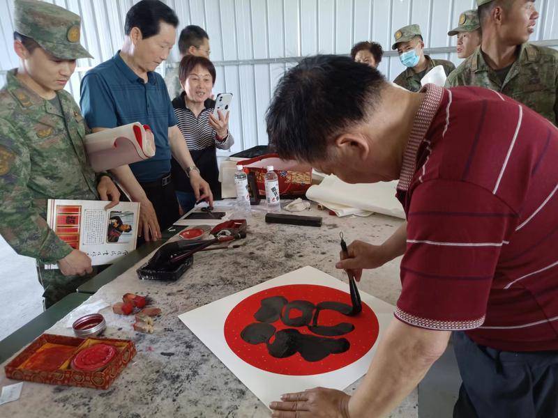 为新时代的部队官兵书写军魄"活动,书画家曾清海,李敬绪,蒲红蕊