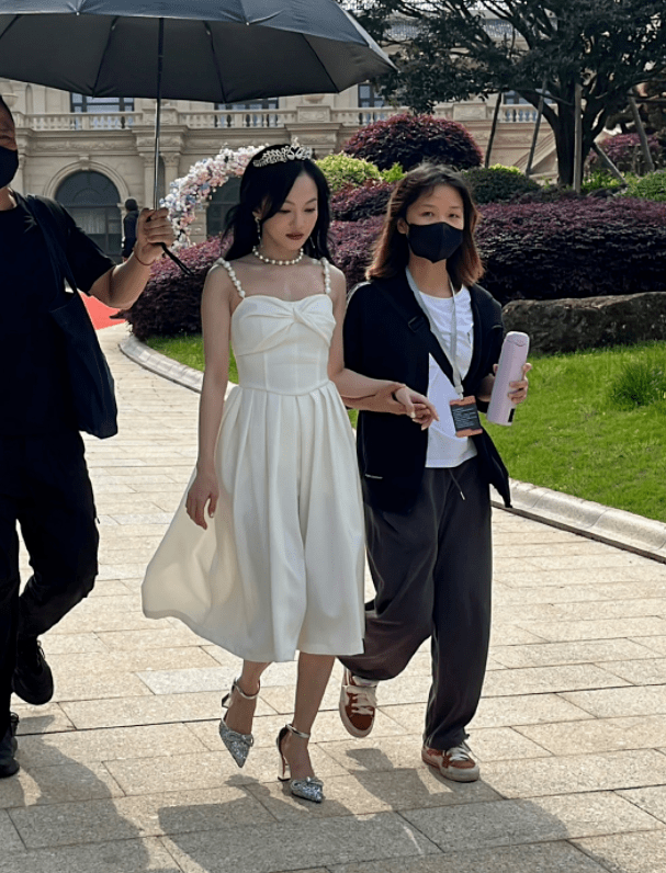 原创张韶涵架子真大,穿公主服出行,女助理搀扶走路,男保镖撑伞遮阳