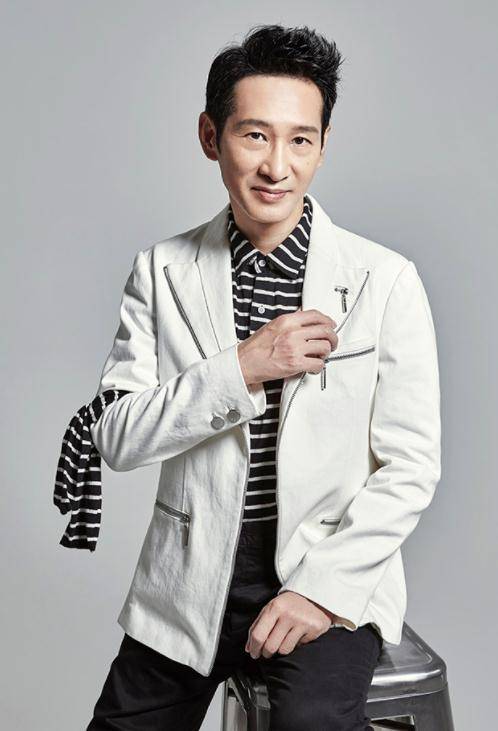 王劲松:演32年的配角终成名,被傅彪"逼"出狠劲,55岁婚姻成谜_父亲