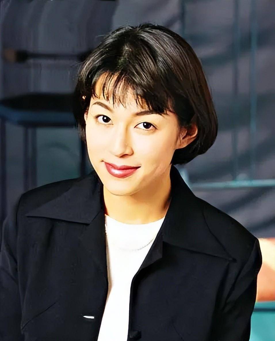2021年传来了石桥贵明与铃木保奈美离婚的消息,结束23年的婚姻.