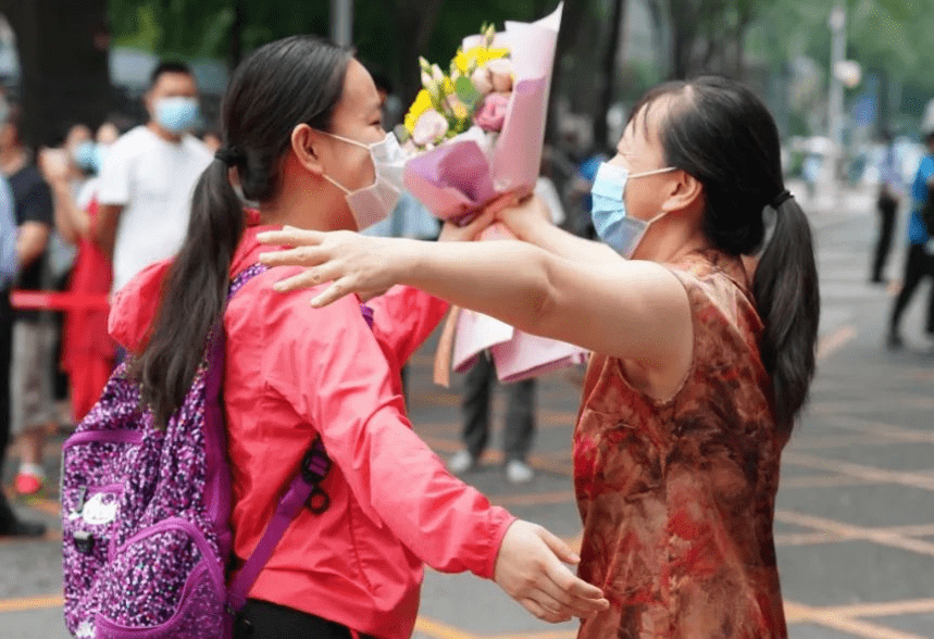 患癌母亲在儿子高考前告知病情,家长做法引热议