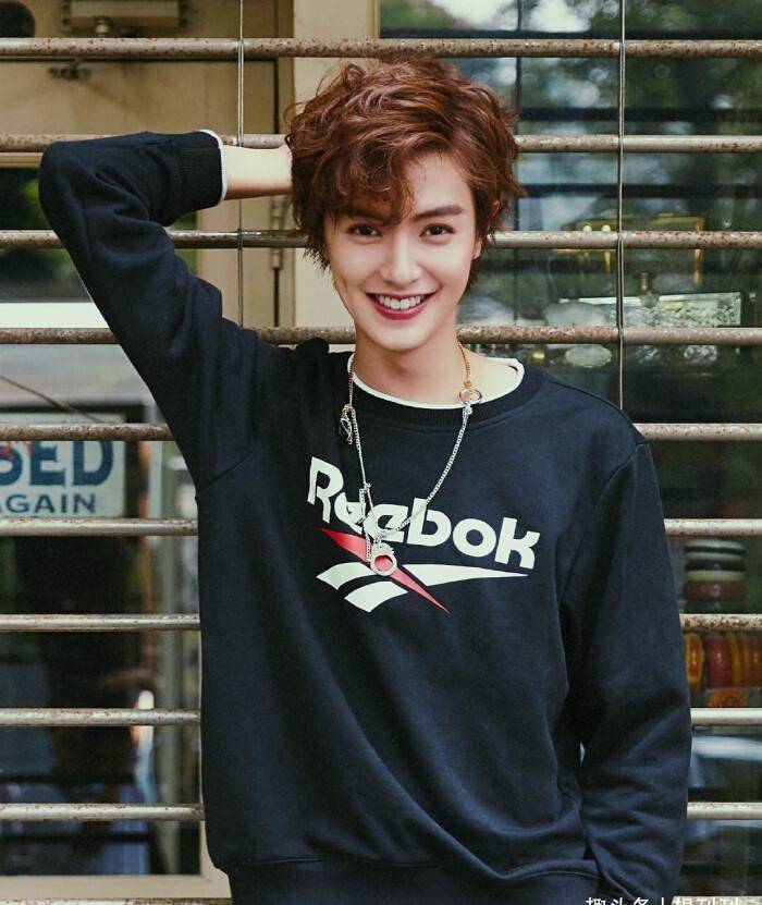 同时他的头小身高比例好,配上这个深深的酒窝,有种雌雄莫辩的美.