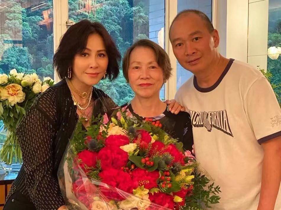 他们于1964年新年之际结婚,12月便生下来了刘嘉玲.