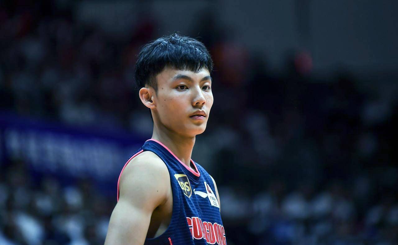 "宝藏后卫"徐杰:11岁视球如命,cba第一位00后冠军_篮球_广东_赛季