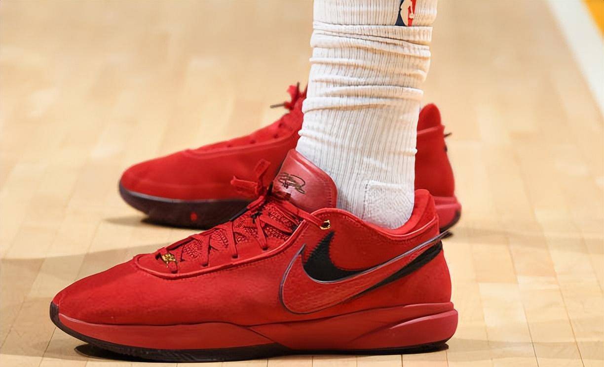 0prope小里夫斯这一季还在用这个配色好看,看来第一代签名鞋也不远了.