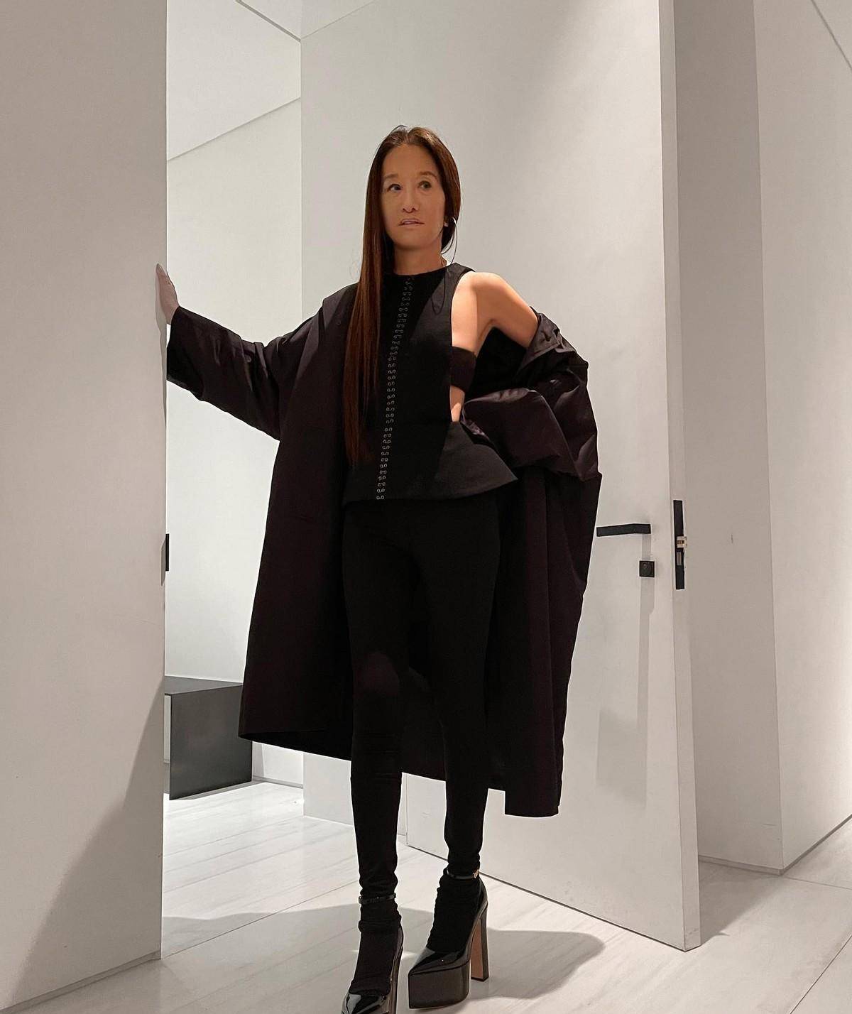 73岁王薇薇黑色抹胸外穿好嫩,出席晚宴穿30公分高跟鞋,扶墙走路_兔子