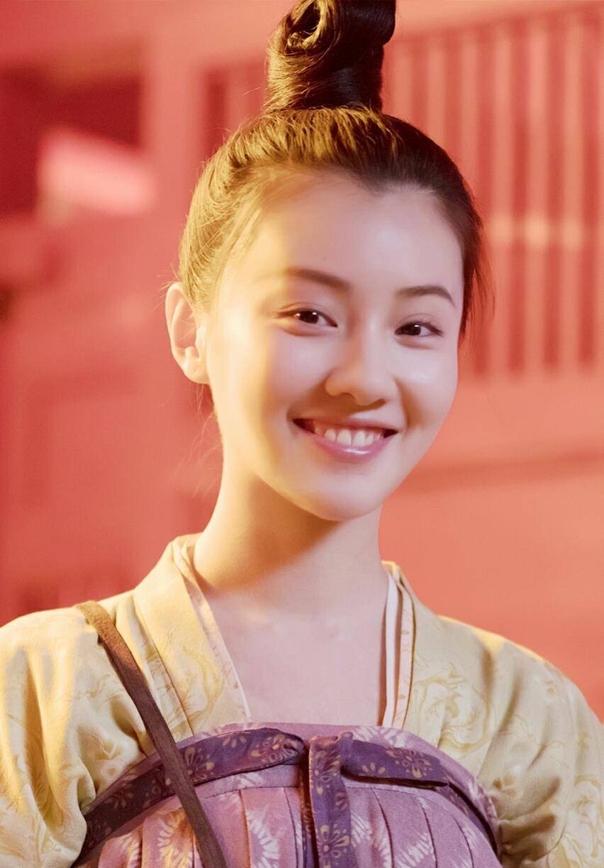 拍戏时嫌水脏,用140桶矿泉水"时尚",后来搭戏易烊千玺都难红_王鹤润