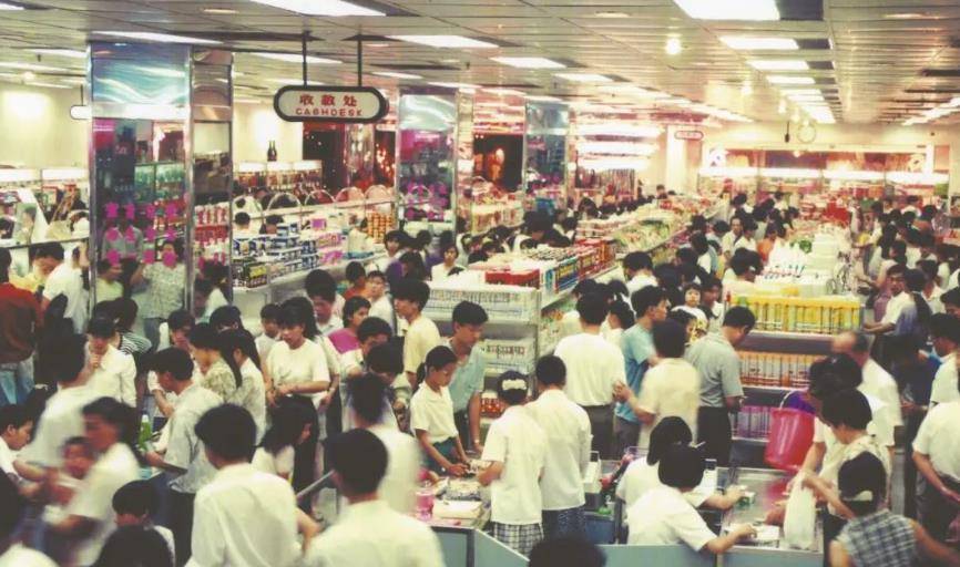 90年代轰动全国的亚细亚商场:抽奖送奥迪,营业员堪比空姐_王遂舟_郑州