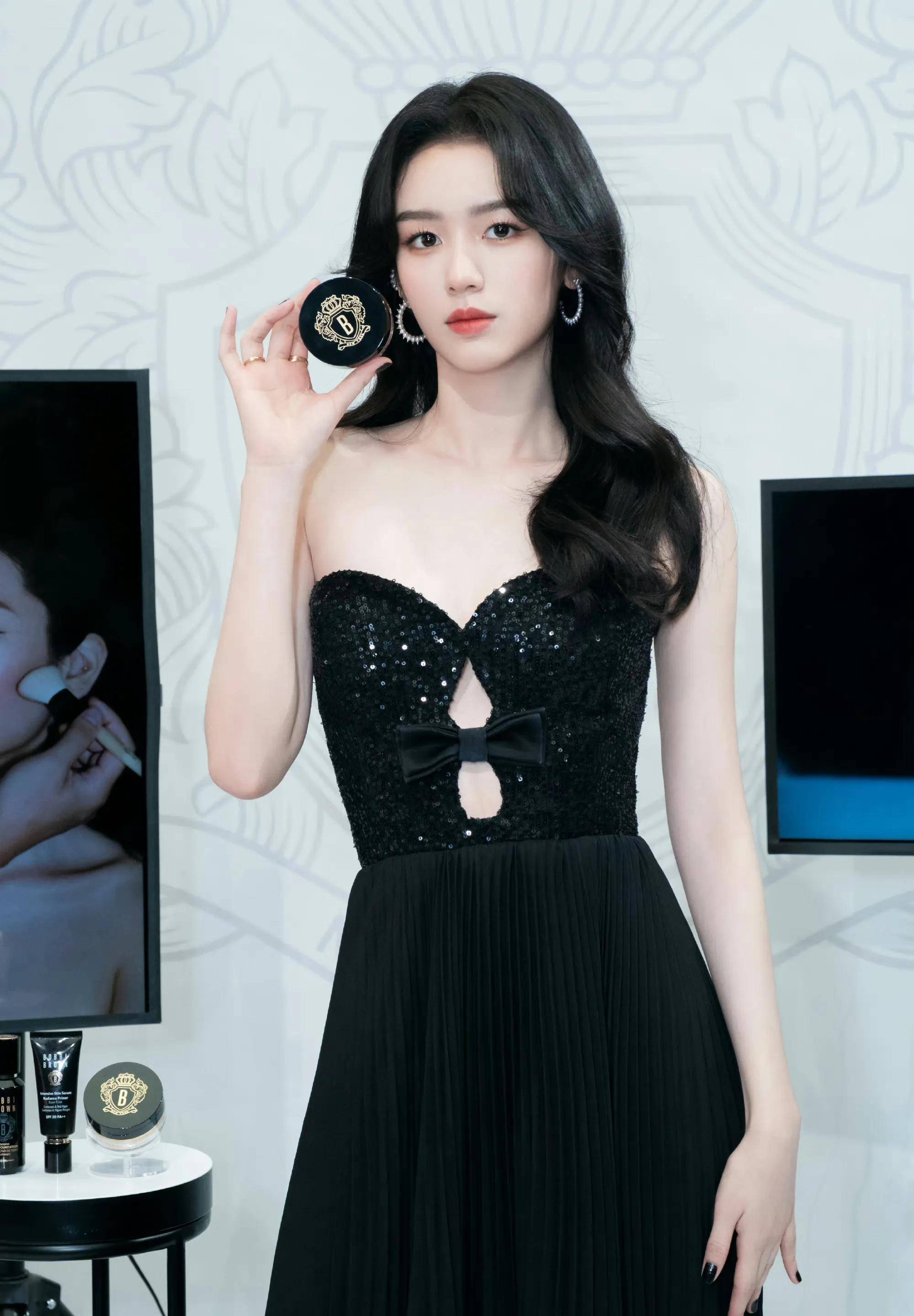 周也一袭黑裙现身,身材轮廓分明,现身上海某活动,高