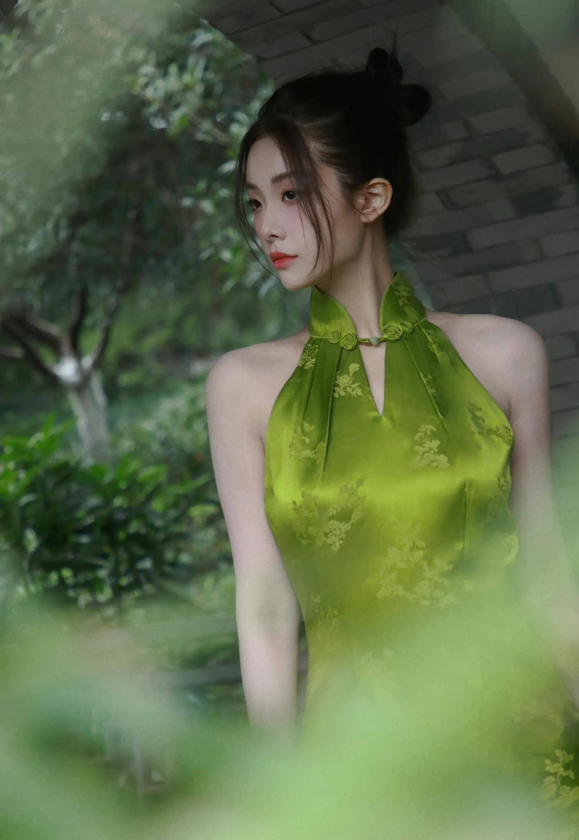 喻言身穿绿色一字领露肩旗袍,雍容华贵,时尚妩媚,时髦又养眼_写真