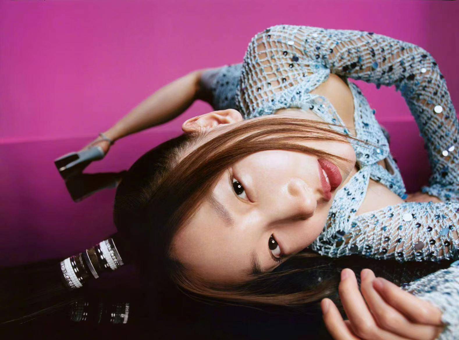 周冬雨的最新时尚大片释出,网友辣评:谁教周冬雨这么拍照的_电影_内容