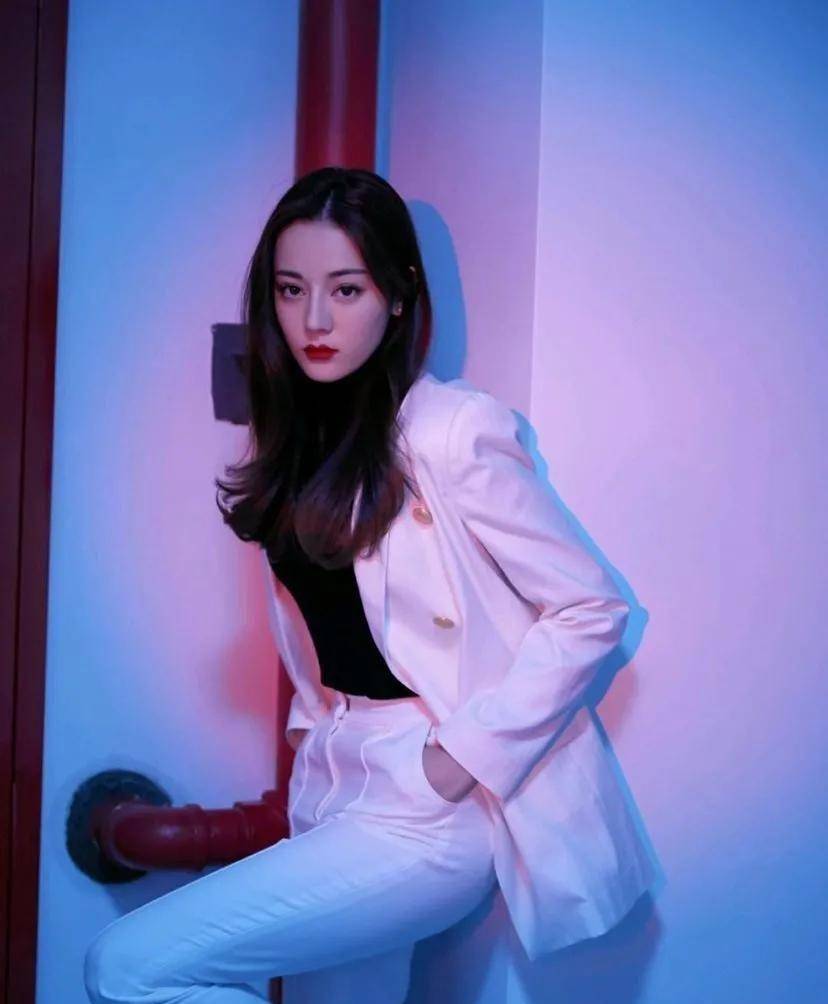 "金鹰女神"迪丽热巴碰上张天爱,也会黯然失色,实在太美了_爱的_时候