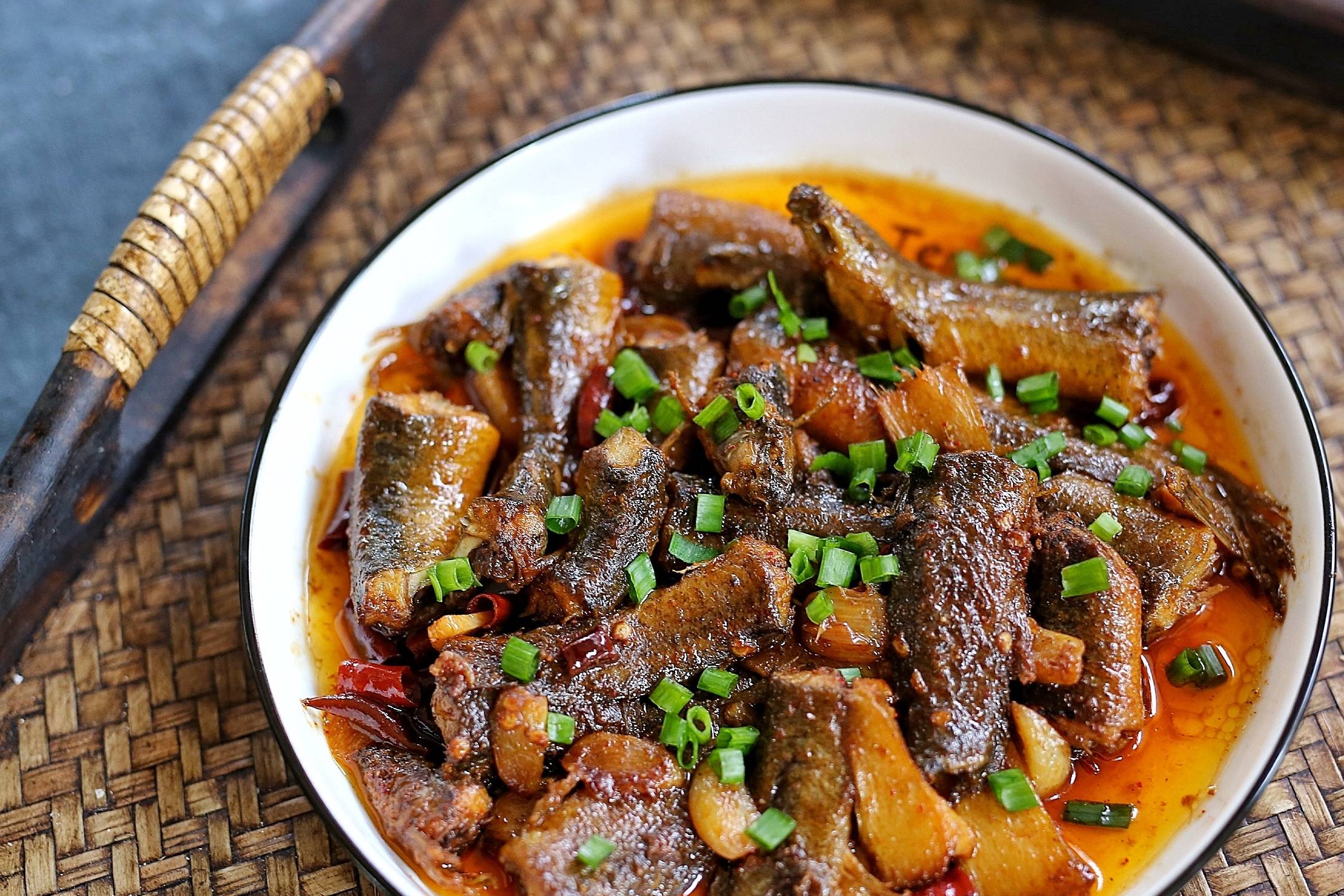 泥鳅下锅前多加这一步,做好的泥鳅鲜香可口,毫无土腥味,真美味_干辣椒