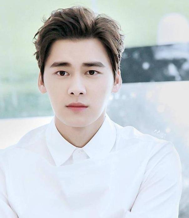 吴亦凡原名李嘉恒.吉克隽逸原名王俊逸,据悉改名还是经高人指点的.