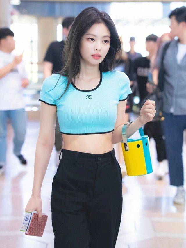 除了jennie以外,wendy也是肉肉集中在下半身的代表,她早期在瘦出肋骨