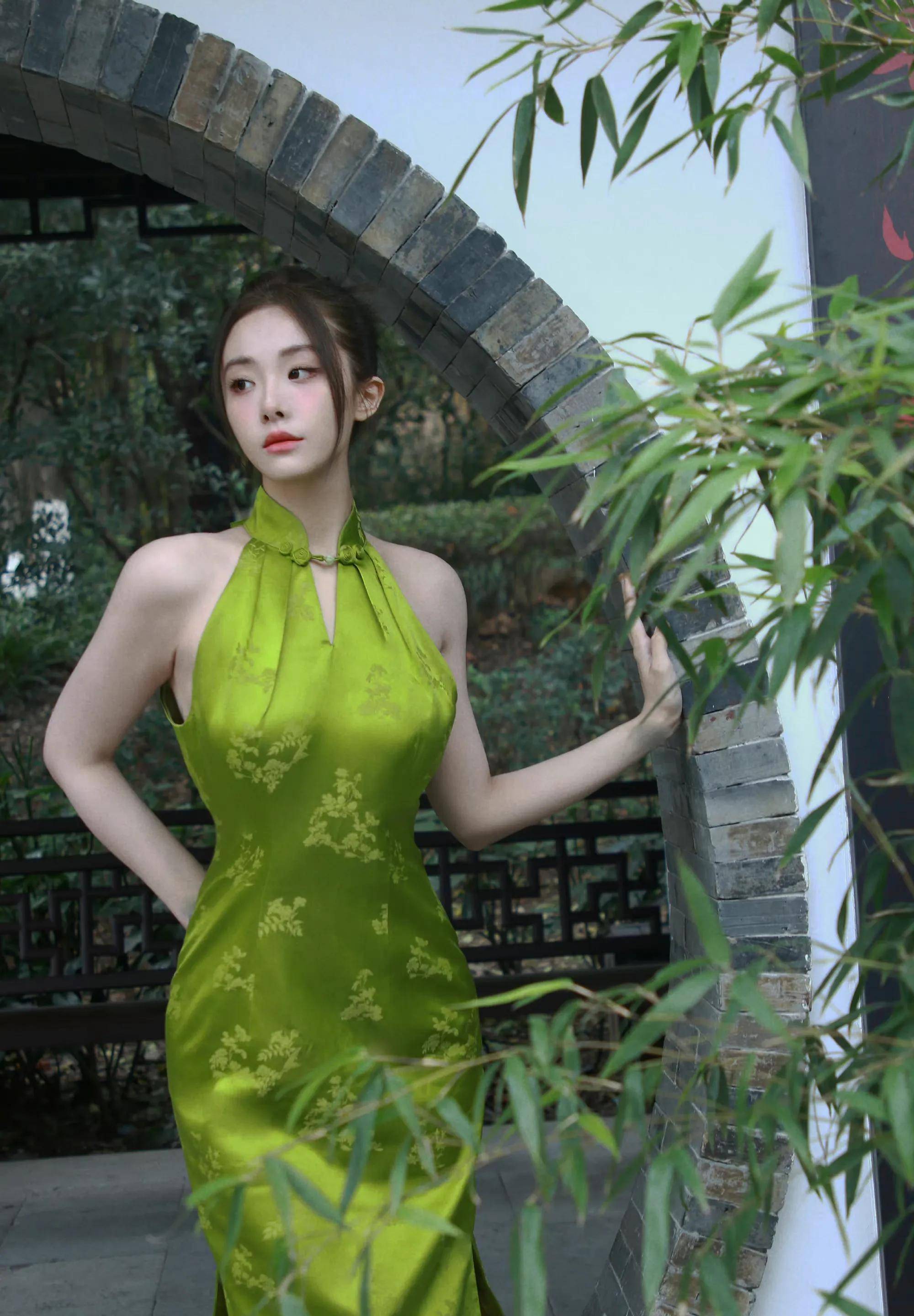 喻言身穿绿色一字领露肩旗袍,雍容华贵,时尚妩媚,时髦又养眼_写真