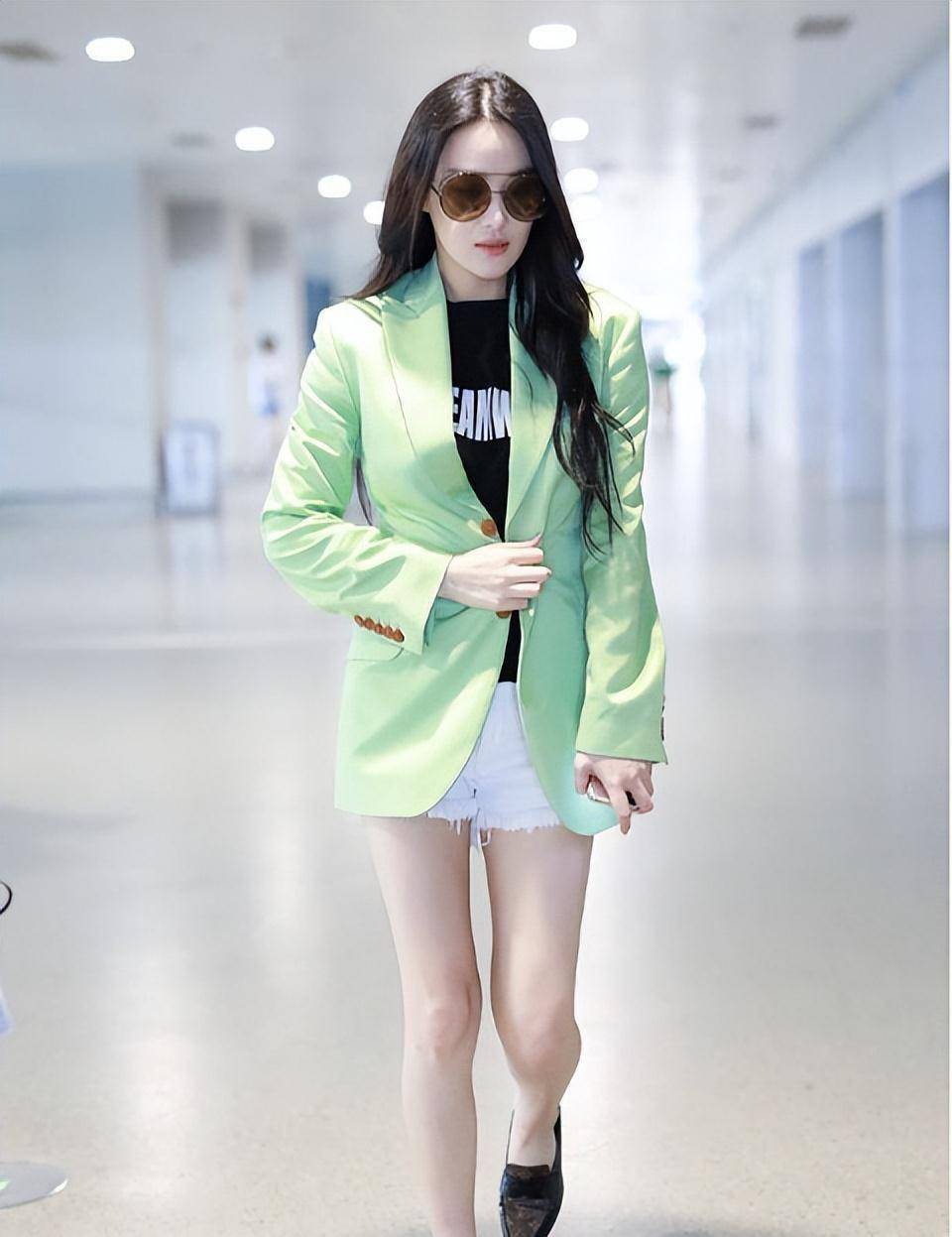 "大菠萝"的5厘头牛仔裤,让张馨予回头率爆棚,网友:真诱人_短裤_魅力