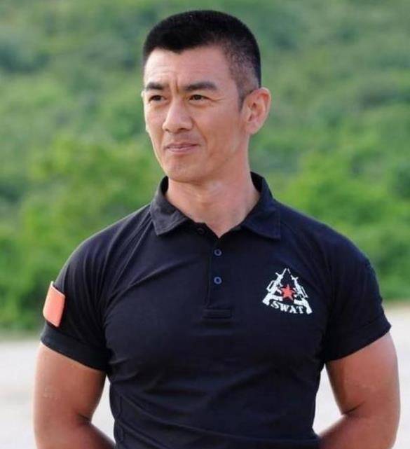 任天野的职业生涯并不是非常顺利,因为最开始他并不是想进入演员这个