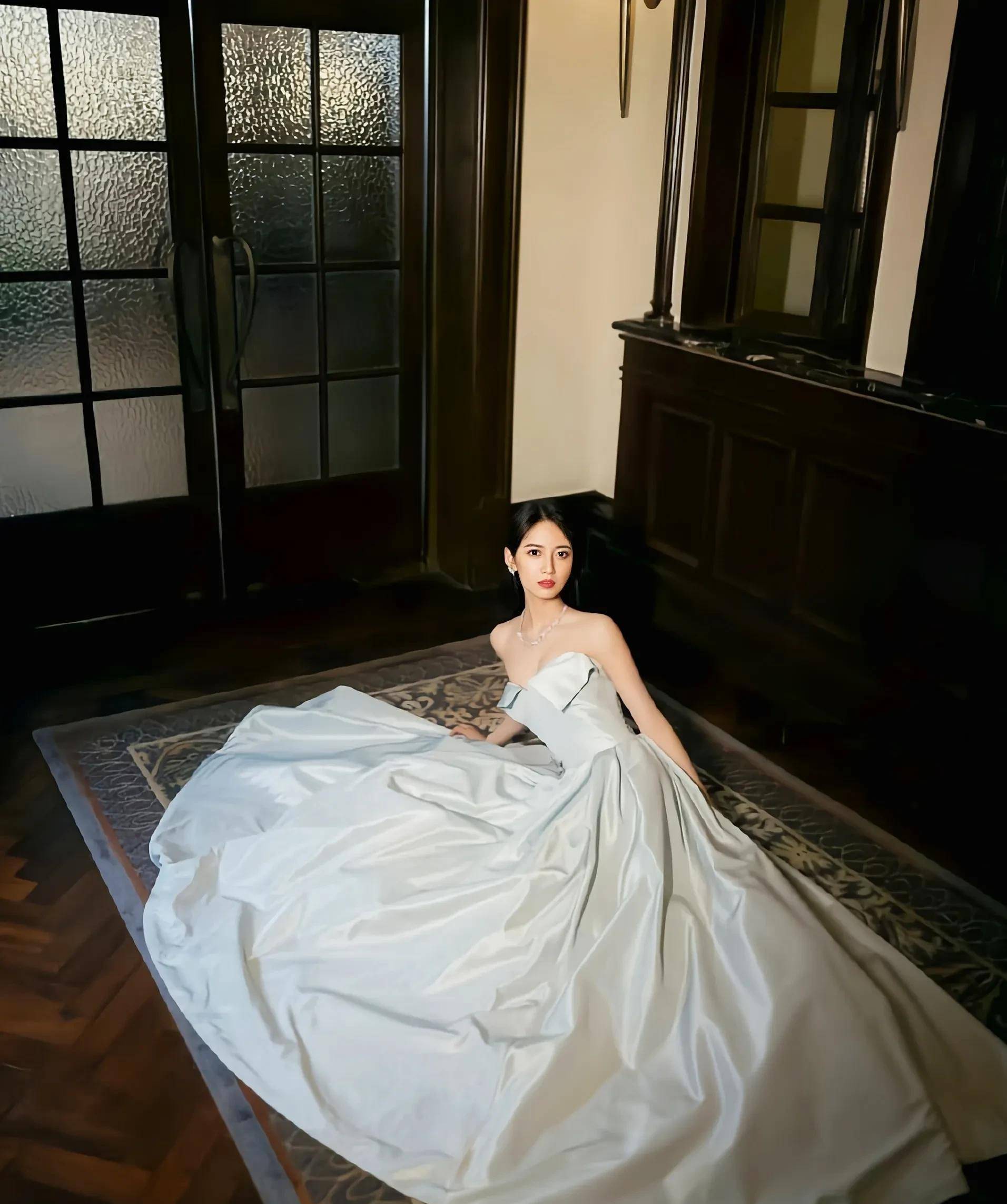 陈钰琪一身连衣裙复古优雅,仙气十足!_图片_网络_入侵