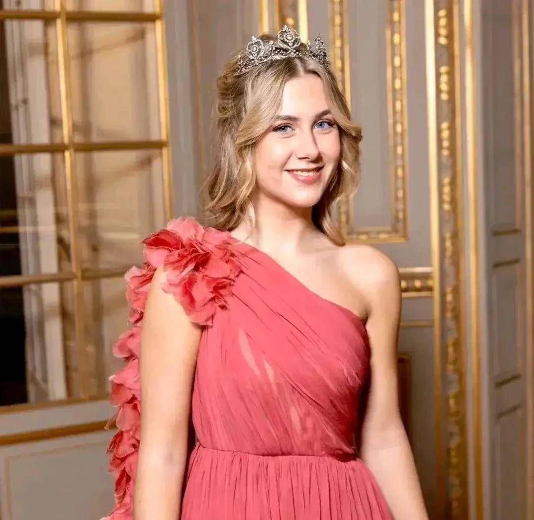 妃子一袭轻纱仙裙,引人注目,挪威公主沦为祸患_气质_女王_戴安娜